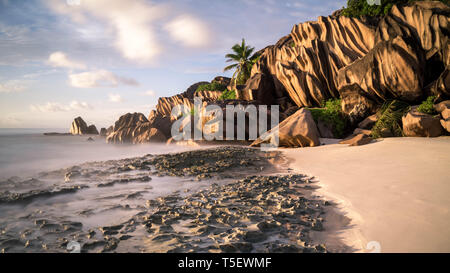 Lever du soleil sur La Digue, Seychelles, Grand Anse Banque D'Images