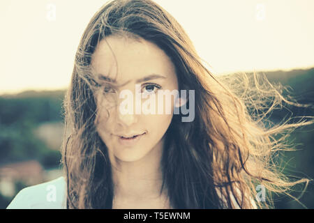 Naturel est plus élégant. Jolie fille avec des ondées hairstyle. Jeune femme avec des cheveux sains. Adorable girl with long coiffure. Soins des cheveux Banque D'Images