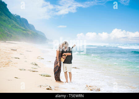 Hippie Senior couple in love sur la plage Banque D'Images
