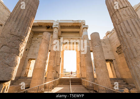 Athènes, Grèce. Les Propylées, la porte monumentale qui sert d'entrée à l'Acropole à Athènes Banque D'Images