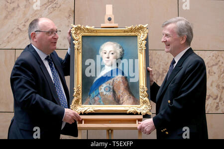 Conservateur David Forsyth (à gauche) et le propriétaire Peter Pininiski dévoiler une redécouverte portrait de Bonnie Prince Charlie, peint en 1737 par l'artiste vénitien Rosalba Carriera, au National Museum of Scotland, Édimbourg, avant de partir en grand public pour la première fois. Banque D'Images