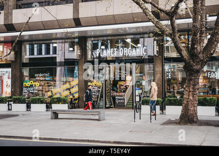 Londres, Royaume-Uni - 13 Avril 2019 : magasin d'alimentation bio Planète passé à Tottenham Court Road, Londres, le plus grand entièrement certifié biologique s Banque D'Images