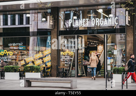 Londres, Royaume-Uni - 13 Avril 2019 : planète qui entre dans un magasin d'alimentation biologique à Tottenham Court Road, Londres, le plus grand entièrement certifié biologique superm Banque D'Images