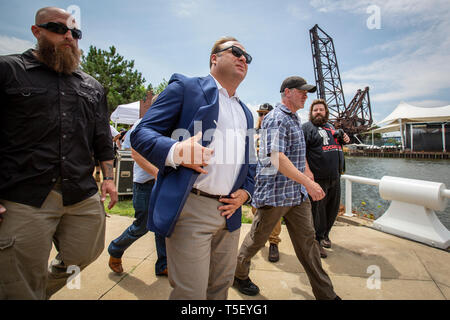 Choc Radio jock, théoricien de la conspiration et fondateur d'Infowars, Alex Jones, à un canon pro rally au début de la Convention nationale républicaine à Cleveland. Banque D'Images