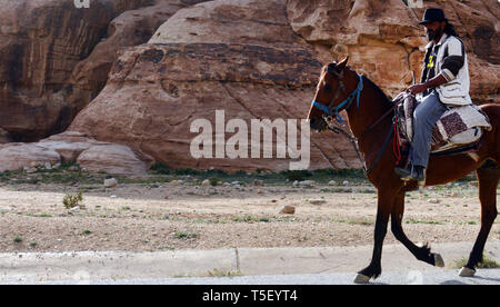 Équitation hommes bédouins leurs ânes près de Little Petra en Jordanie. Banque D'Images