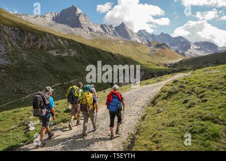 Pralognan-la-Vanoise (sud-est de la France) : groupe de randonneurs au-dessus de la vallée de Chaviere, sous la pointe de l'Observatoire", pointe dans la Vanoise Nati Banque D'Images