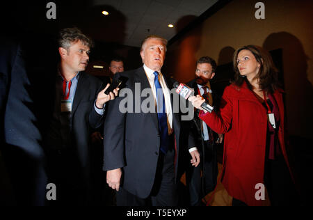 Real Estater et Artiste Donald J. Trump est de flirter avec l'idée d'exécution pour le président dans les élections de 2012. Mercredi il a fait une importante visite avec la Chambre de Commerce de Nashua dans le New Hampshire. Banque D'Images