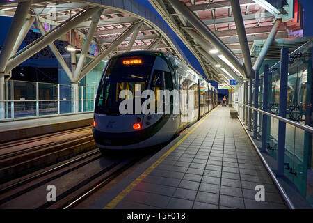 Un train léger sur rail tire dans une gare, la nuit, une partie de la système MRT Kaohsiung. Banque D'Images