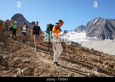 Pralognan-la-Vanoise (sud-est de la France) : groupe de 5 randonneurs descendant le "Col du souffre" passer, en face de l'Aiguille de Péclet", en pointe Banque D'Images