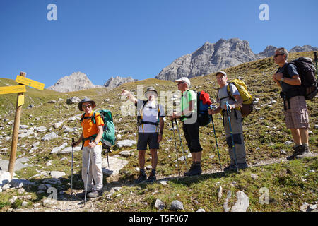 Les Allues (sud-est de la France) : groupe de 5 randonneurs en descendant le col du fruit dans le Parc National de la Vanoise. Groupe de cinq hommes avec des sacs à dos, Banque D'Images
