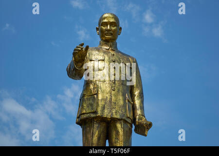 Un comité permanent, pointage, statue d'or brillant leader chinois Chiang Kai-shek dans un parc à Kaohsiung, Taïwan. Banque D'Images