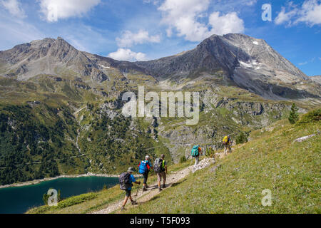 Aussois (sud-est de la France) : groupe de randonneurs à pied vers le refuge d'Aussois, dans la limite du Parc National de la Vanoise. Les hommes avec des sacs à dos, Wal Banque D'Images