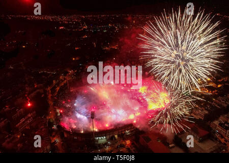 Thessaloniki, Grèce, 21 avril 2019 : Tige de la Toumba Stadium avec Fireworks pleine de fans de PAOK pendant la célébration pour la victoire de la Gre Banque D'Images
