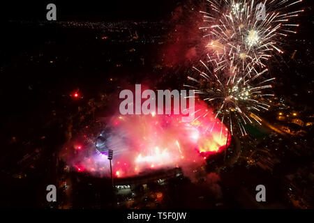 Thessaloniki, Grèce, 21 avril 2019 : Tige de la Toumba Stadium avec Fireworks pleine de fans de PAOK pendant la célébration pour la victoire de la Gre Banque D'Images