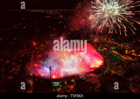 Thessaloniki, Grèce, 21 avril 2019 : Tige de la Toumba Stadium avec Fireworks pleine de fans de PAOK pendant la célébration pour la victoire de la Gre Banque D'Images