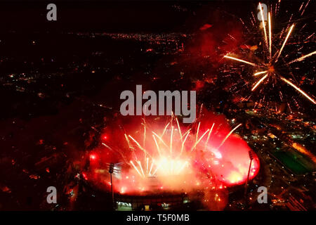 Thessaloniki, Grèce, 21 avril 2019 : Tige de la Toumba Stadium avec Fireworks pleine de fans de PAOK pendant la célébration pour la victoire de la Gre Banque D'Images