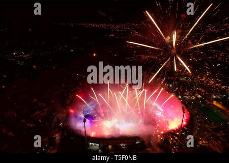 Thessaloniki, Grèce, 21 avril 2019 : Tige de la Toumba Stadium avec Fireworks pleine de fans de PAOK pendant la célébration pour la victoire de la Gre Banque D'Images