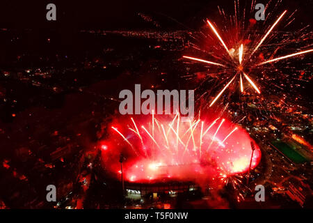 Thessaloniki, Grèce, 21 avril 2019 : Tige de la Toumba Stadium avec Fireworks pleine de fans de PAOK pendant la célébration pour la victoire de la Gre Banque D'Images
