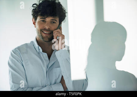 Businessman talking on smartphone Banque D'Images