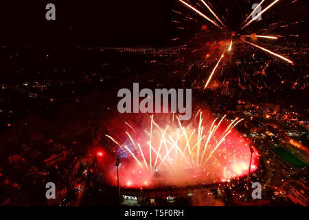 Thessaloniki, Grèce, 21 avril 2019 : Tige de la Toumba Stadium avec Fireworks pleine de fans de PAOK pendant la célébration pour la victoire de la Gre Banque D'Images