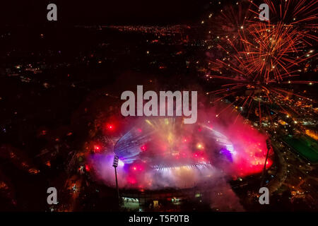 Thessaloniki, Grèce, 21 avril 2019 : Tige de la Toumba Stadium avec Fireworks pleine de fans de PAOK pendant la célébration pour la victoire de la Gre Banque D'Images