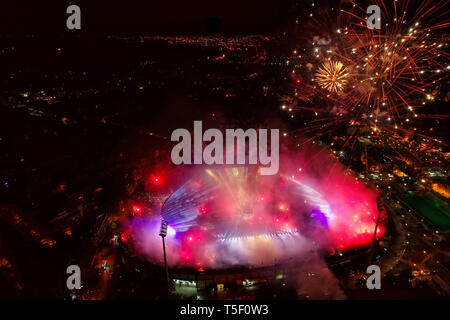 Thessaloniki, Grèce, 21 avril 2019 : Tige de la Toumba Stadium avec Fireworks pleine de fans de PAOK pendant la célébration pour la victoire de la Gre Banque D'Images