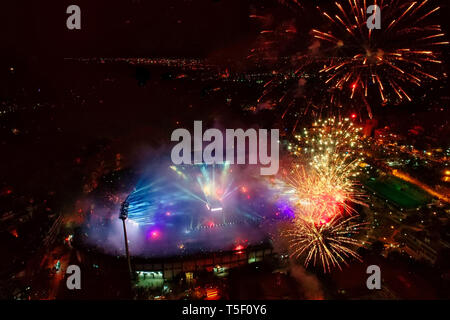 Thessaloniki, Grèce, 21 avril 2019 : Tige de la Toumba Stadium avec Fireworks pleine de fans de PAOK pendant la célébration pour la victoire de la Gre Banque D'Images