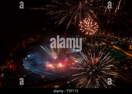 Thessaloniki, Grèce, 21 avril 2019 : Tige de la Toumba Stadium avec Fireworks pleine de fans de PAOK pendant la célébration pour la victoire de la Gre Banque D'Images
