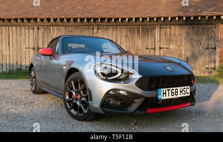 2018 Fiat 124 Spider Abarth Banque D'Images