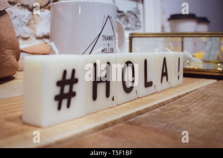 'Bonjour', l'espagnol pour 'Bonjour' - décor de table dans un magasin à l'intérieur. Banque D'Images