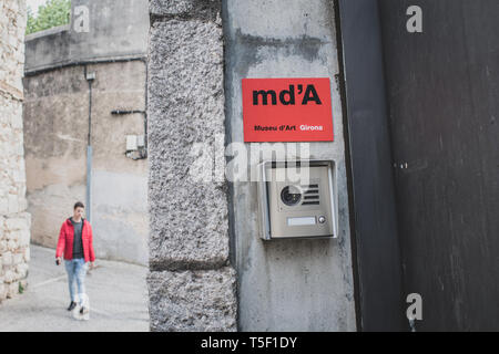 Gérone, Catalogne, Espagne. 16 avr 2019. Une planche rouge montrant l'arrière l'entrée au Musée des Arts à Gérone. Banque D'Images