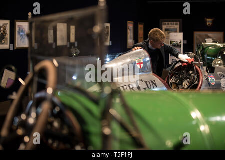 Aperçu de l'âge de 'effort" Exposition consacrée à Bentley à Bonhams, avec l'équipe de Bentley voiture 'Mère' 1928 Le Mans gagnant. Banque D'Images