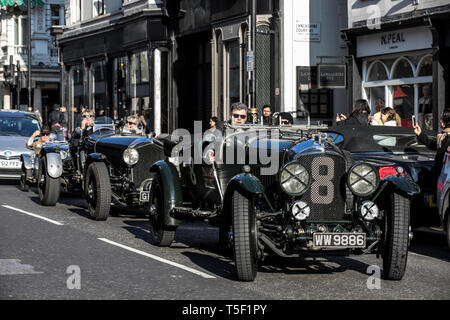 Aperçu de l'âge de 'effort" Exposition consacrée à Bentley à Bonhams, avec l'équipe de Bentley voiture 'Mère' 1928 Le Mans gagnant. Banque D'Images