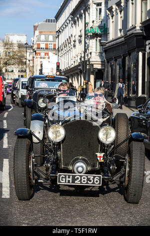 Aperçu de l'âge de 'effort" Exposition consacrée à Bentley à Bonhams, avec l'équipe de Bentley voiture 'Mère' 1928 Le Mans gagnant. Banque D'Images