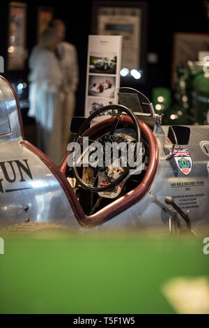 Aperçu de l'âge de 'effort" Exposition consacrée à Bentley à Bonhams, avec l'équipe de Bentley voiture 'Mère' 1928 Le Mans gagnant. Banque D'Images