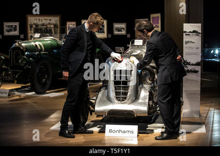 Aperçu de l'âge de 'effort" Exposition consacrée à Bentley à Bonhams, avec l'équipe de Bentley voiture 'Mère' 1928 Le Mans gagnant. Banque D'Images