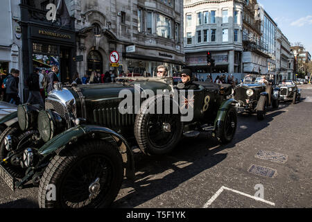 Aperçu de l'âge de 'effort" Exposition consacrée à Bentley à Bonhams, avec l'équipe de Bentley voiture 'Mère' 1928 Le Mans gagnant. Banque D'Images