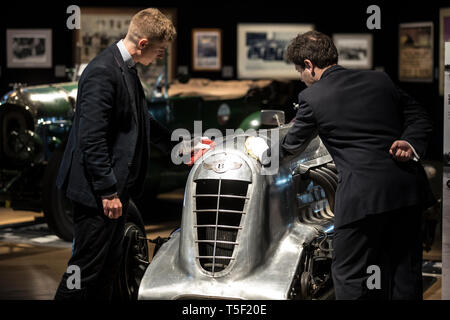 Aperçu de l'âge de 'effort" Exposition consacrée à Bentley à Bonhams, avec l'équipe de Bentley voiture 'Mère' 1928 Le Mans gagnant. Banque D'Images