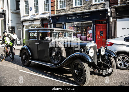 Aperçu de l'âge de 'effort" Exposition consacrée à Bentley à Bonhams, avec l'équipe de Bentley voiture 'Mère' 1928 Le Mans gagnant. Banque D'Images