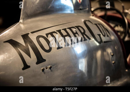 Aperçu de l'âge de 'effort" Exposition consacrée à Bentley à Bonhams, avec l'équipe de Bentley voiture 'Mère' 1928 Le Mans gagnant. Banque D'Images