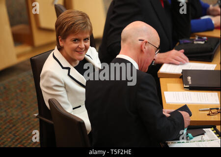 Premier Ministre de l'Écosse Nicola Sturgeon avec John Swinney FM adjoint avant une déclaration au Brexit et l'indépendance dans la chambre principale au Parlement d'Écosse, Édimbourg. Banque D'Images