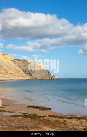 La plage de Praia da Luz, Algarve, Portugal, lors d'une journée ensoleillée Banque D'Images