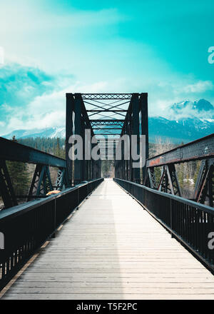 Canmore historique pont moteur est un pont en treillis au-dessus de la rivière Bow dans les Rocheuses canadiennes de l'Alberta. Le pont a été construit par le Canadien Pacifique R Banque D'Images