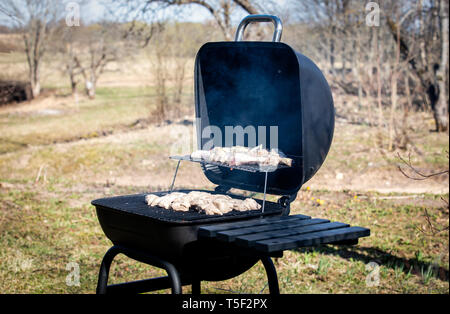 Grand noir baril grill dans le jardin Banque D'Images