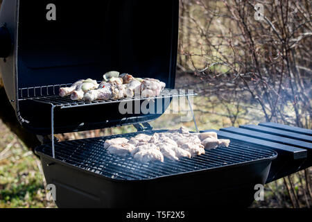 Grand noir baril grill dans le jardin Banque D'Images