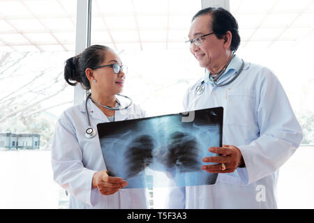 Smiling doctors avec x-ray de patient récupérés Banque D'Images