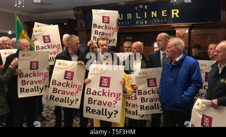 Les membres de l'Irish Farmers' Association après un assaut Allied Irish Banks séance Ballsbridge Hotel de Dublin. Ils protestent contre la banque d'état vente prévue des prêts agricoles. Banque D'Images