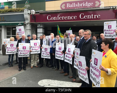 Les membres de l'Irish Farmers' Association de manifestations devant l'hôtel Ballsbridge à Dublin, où un Allied Irish Banks réunion a lieu. Ils protestent contre la banque d'état vente prévue des prêts agricoles. Banque D'Images