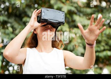 Femme essayant la réalité virtuelle Banque D'Images