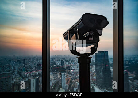 Télescope binoculaire Public binoscope , sur le dessus de l'observation deck - magnifique paysage urbain Banque D'Images